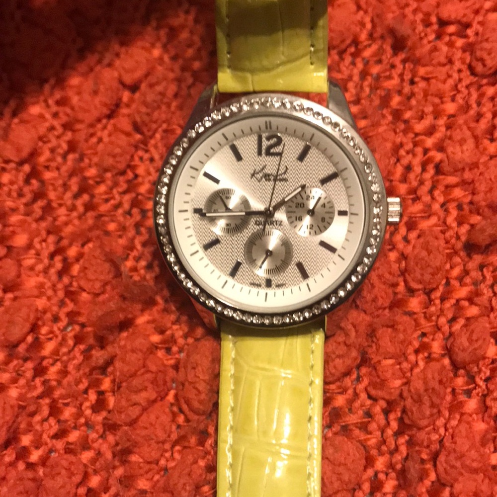 Watch crowned outline and green band